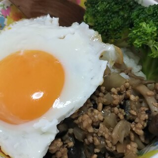 挽肉のエスニック風炒め丼